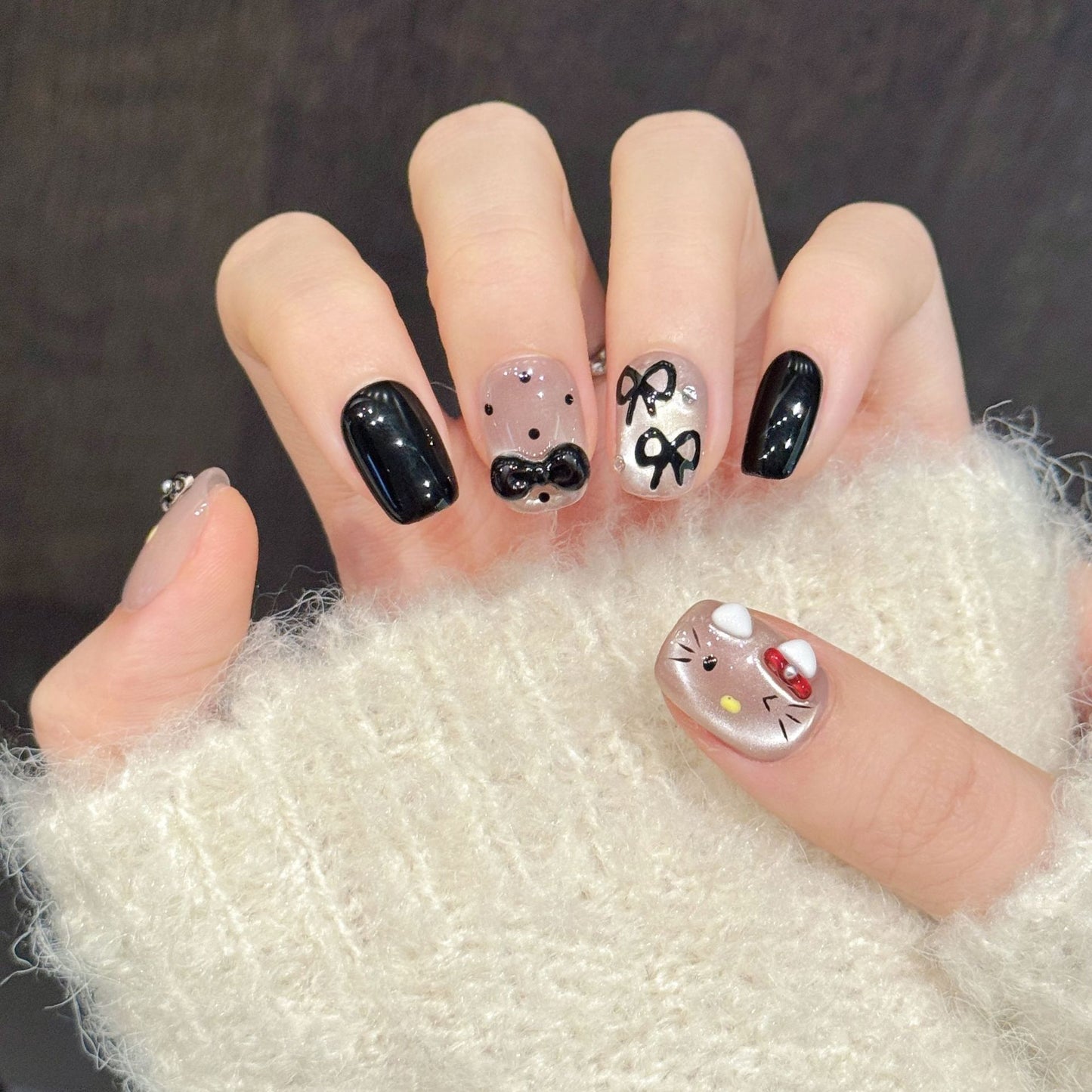 Two-tone cat-eye Hello Kitty