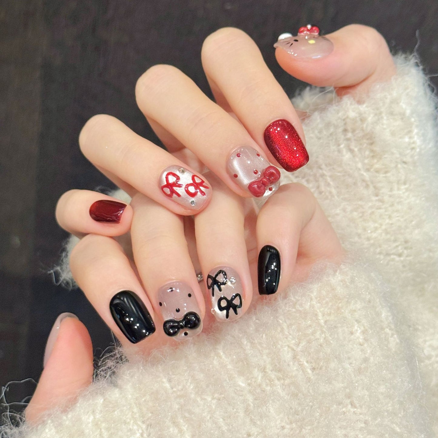 Two-tone cat-eye Hello Kitty